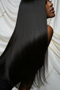 Cheveux lisses - fond blanc drapé doré