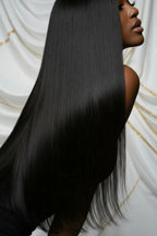 Cheveux lisses - fond blanc drapé doré